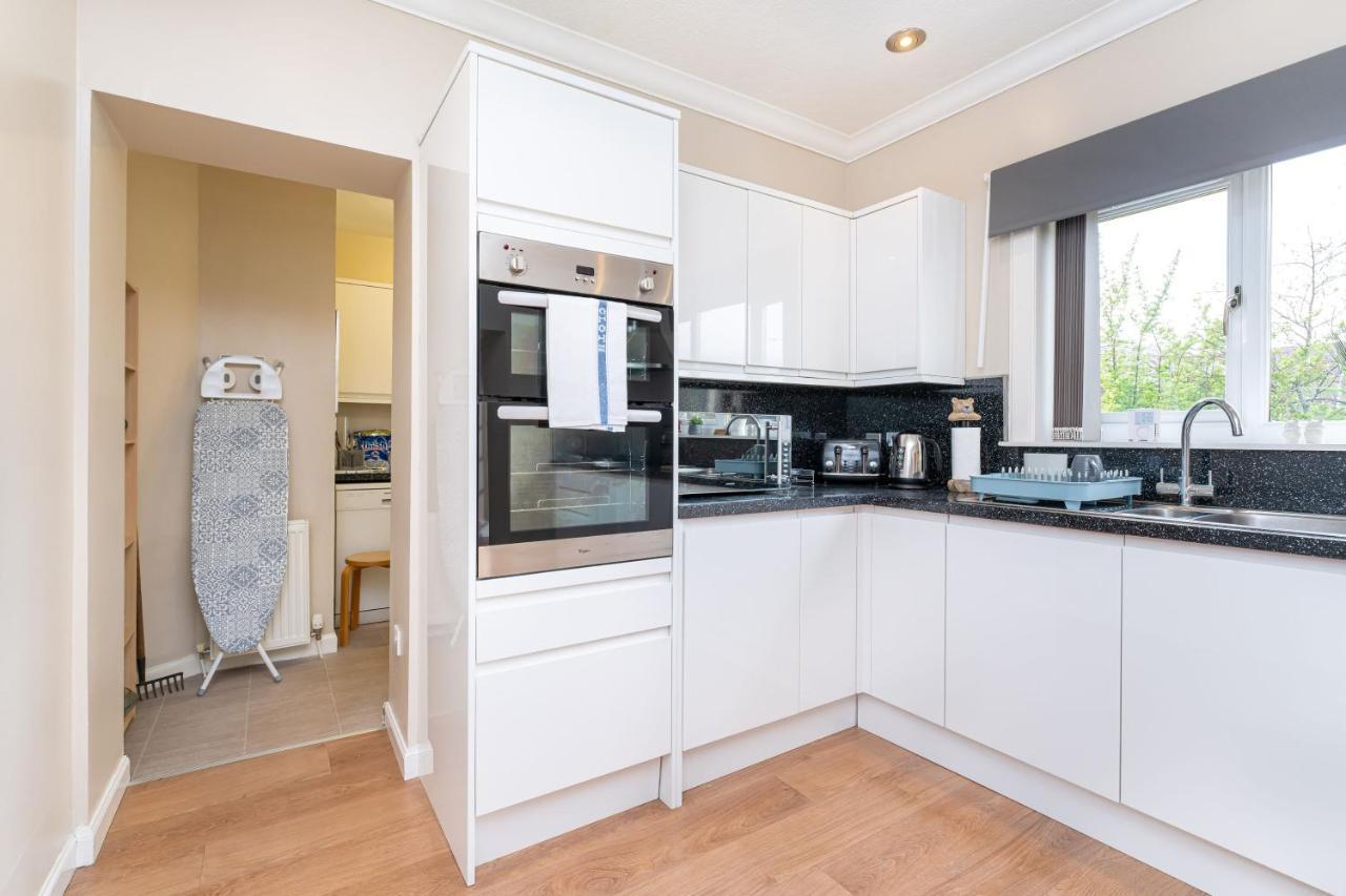 New Four Bedroom House - All Rooms Ensuite Stirling Bagian luar foto
