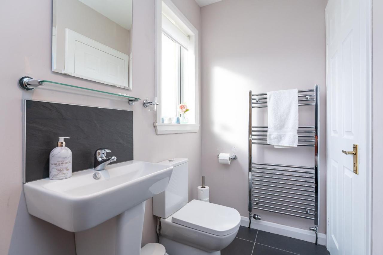New Four Bedroom House - All Rooms Ensuite Stirling Bagian luar foto